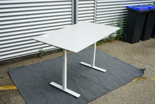 Skrå billede af Scanoffice skrivebord 140x80 cm med hvidt stel og askegrå bordplade