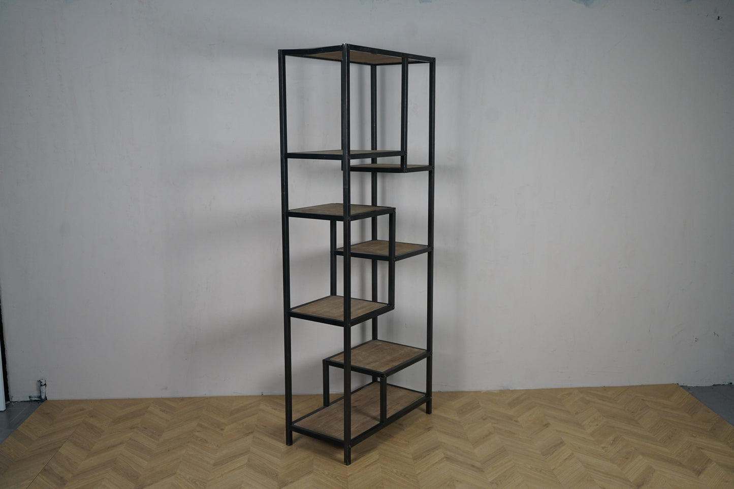 Seaford reol 80x40x200 cm i industrielt design – skrå vinkel