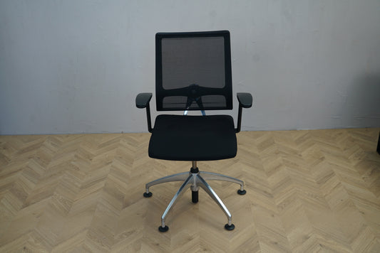 Sedus kontorstol med armlæn og sort mesh ryg – ergonomisk kontorstol set forfra.