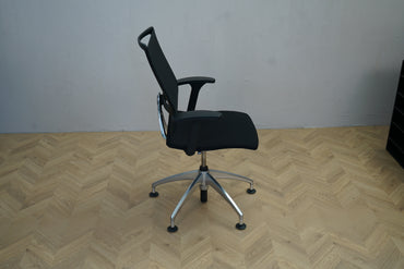 Sedus kontorstol med armlæn, polstret sæde og mesh ryglæn – set fra siden med aluminiumsbase.