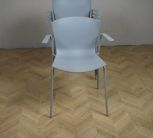 Frontvisning af grå SELLEX SLAM stol med armlæn – designet af Lievore Altherr Molina til café, møde eller konference.