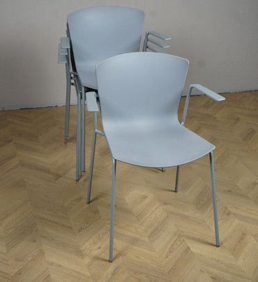 Skråt vinkelbillede af SELLEX SLAM stol i grå med armlæn – elegant, moderne og multifunktionel designstol.