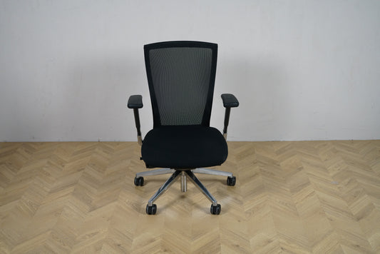 Sidiz Techo T50 kontorstol i sort med mesh-ryg set forfra