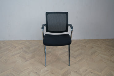 Sintec X mødestol i sort set forfra med tykpolstret sæde og blankt stel.