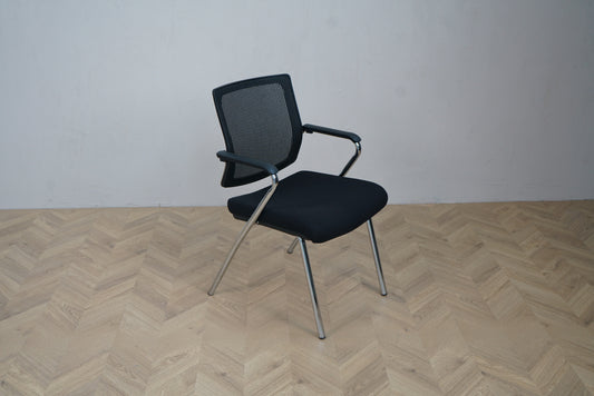 Sintec X mødestol i sort med blankt stålstel set fra siden. Åndbar netryg og tykpolstret sæde.