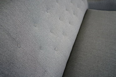 Close-up af mørkegrå Sits sofa med stofpolstring og ryglæn