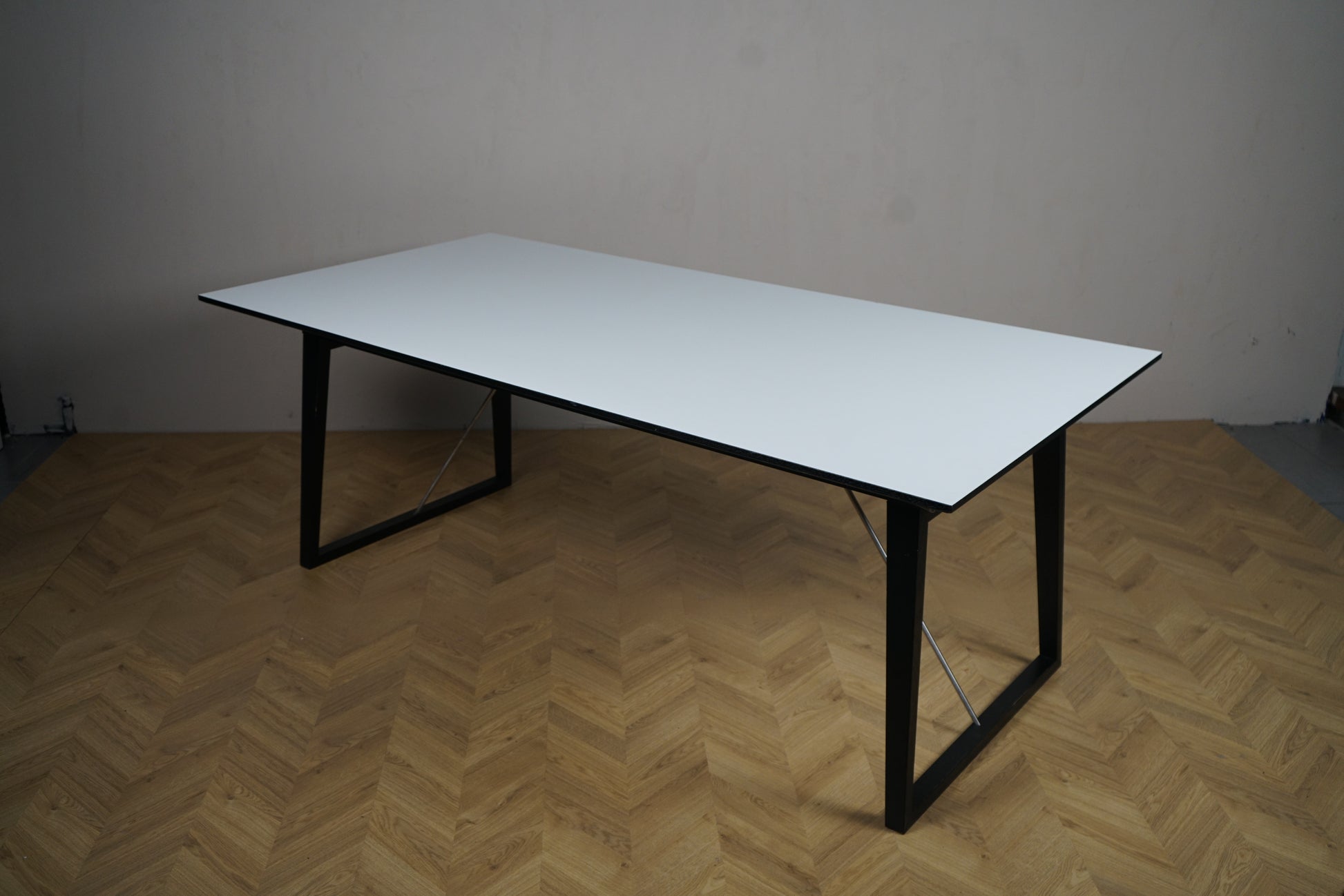 Skovby konferencebord i hvid laminat med sort stel set skråt fra venstre, fleksibelt udtræksbord.