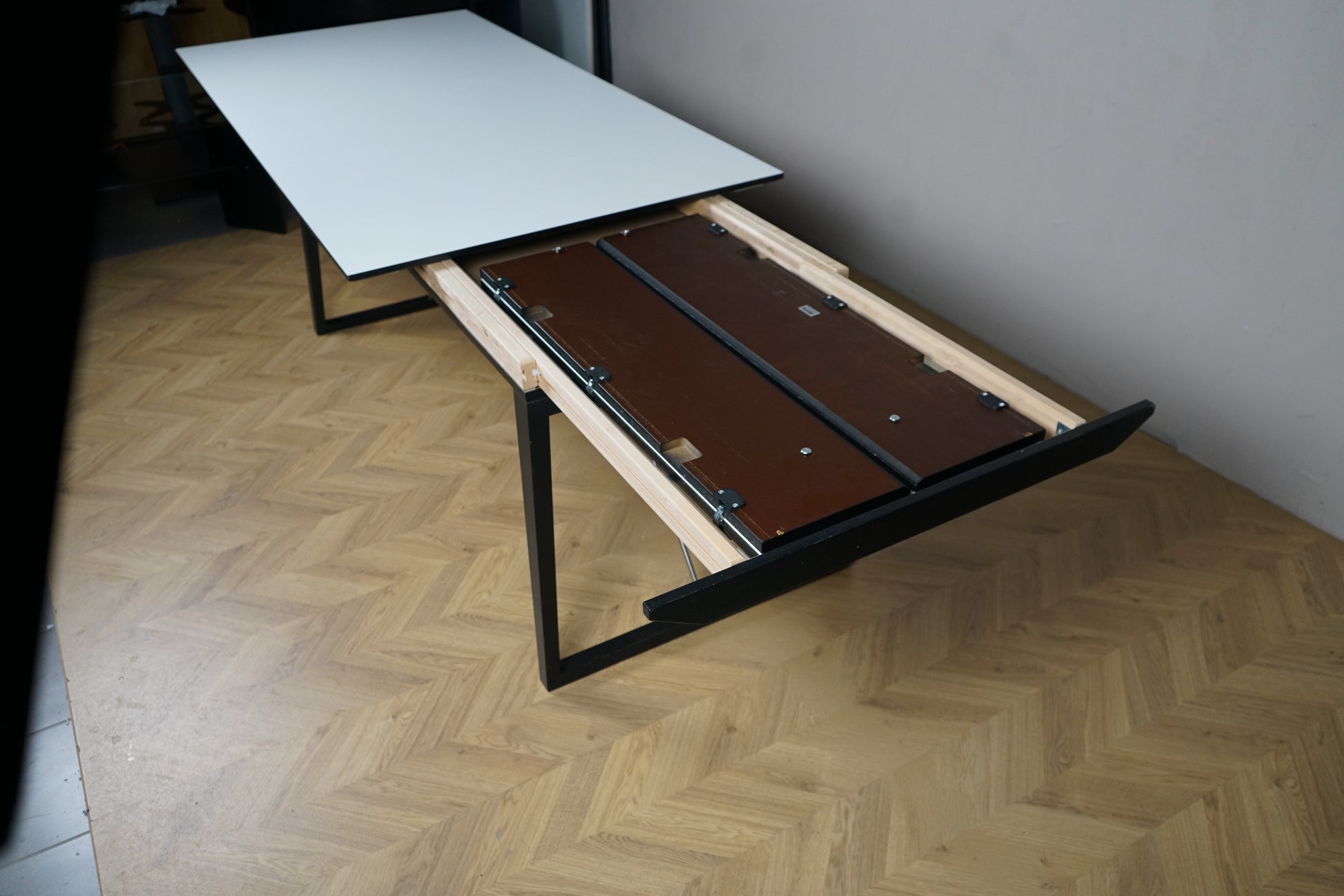 Skovby mødebord med udtræksfunktion vist i forlænget position, hvid bordplade og sort stel.