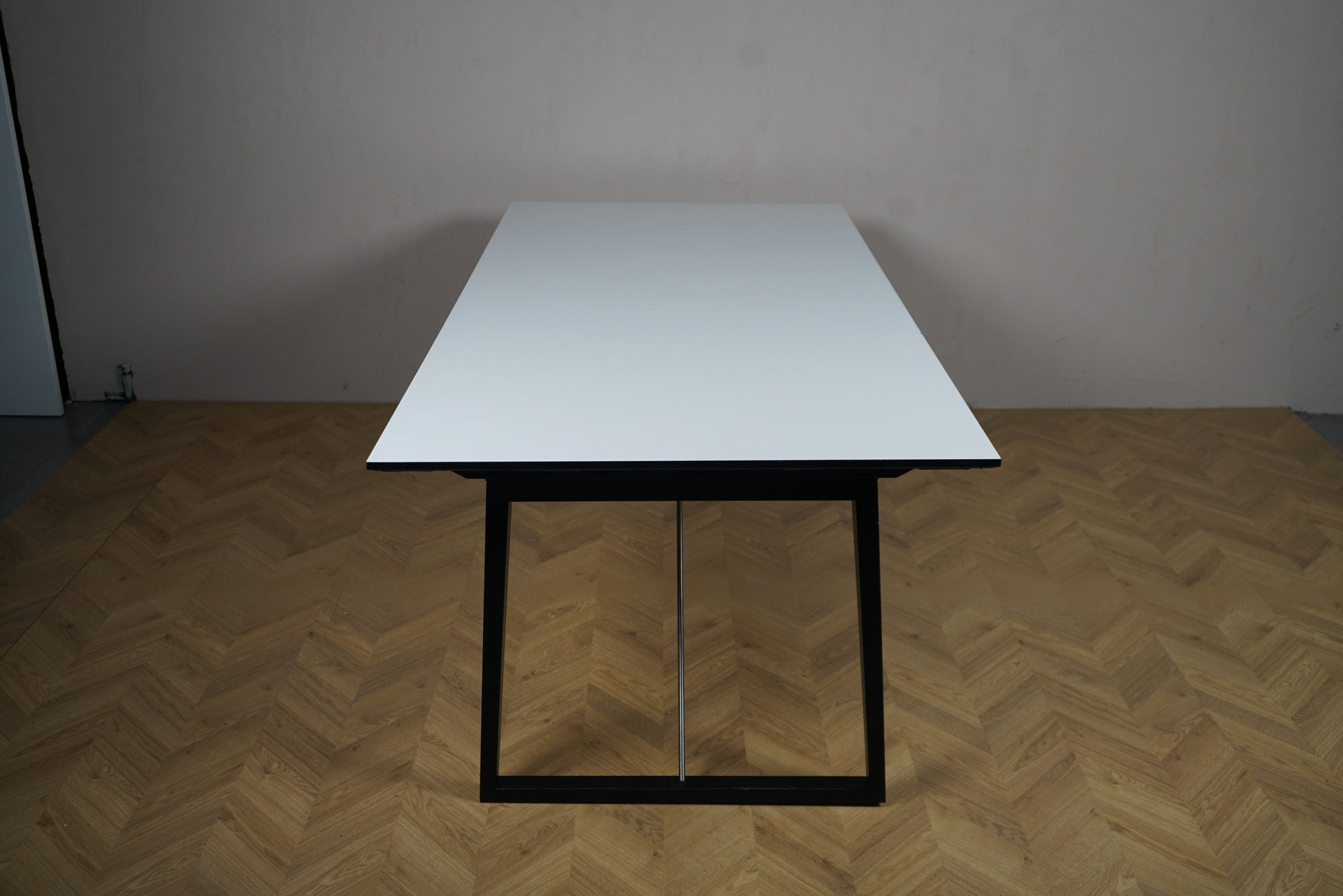 Skovby spisebord/konferencebord i hvid laminat med sort stel set fra siden, 200-300 cm udtræk.