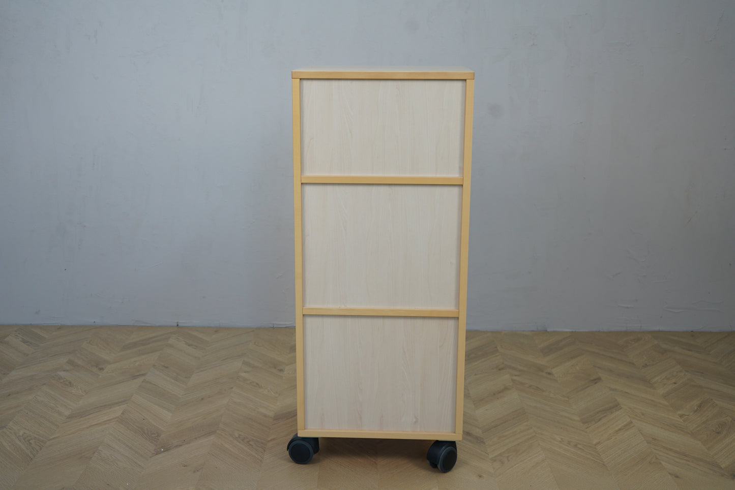 Opbevaringsskab på hjul – set bagfra med lys træfinish, 46x38x111 cm