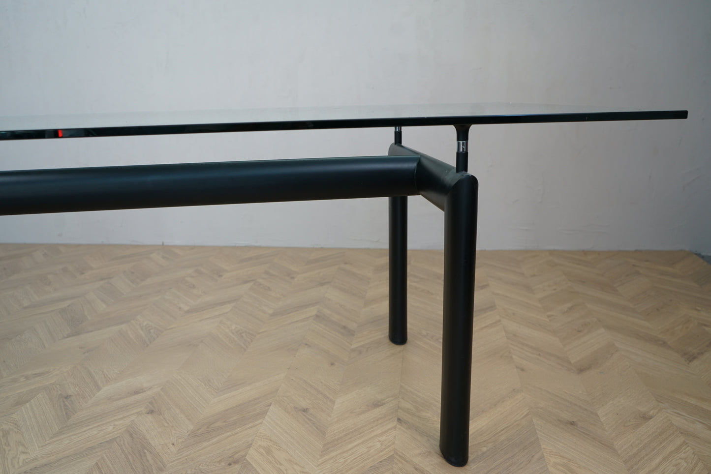 Nærbillede af aflangt sofabord med 2 cm glasplade – elegant detalje i designet