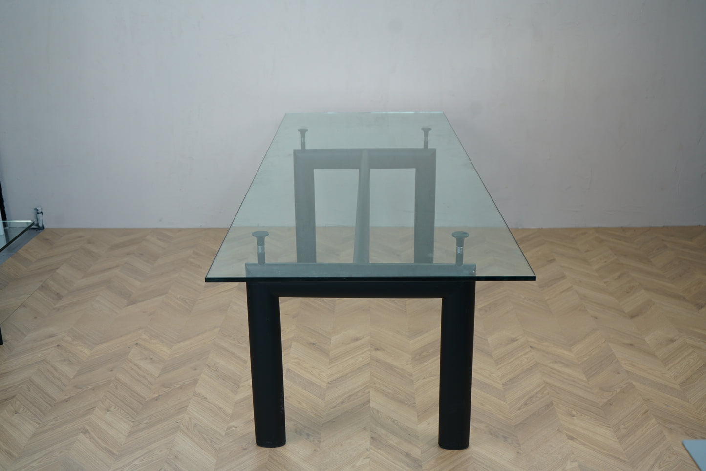 Aflangt sofabord i glas med 2 cm tyk glasplade set fra siden – 235x85x75 cm