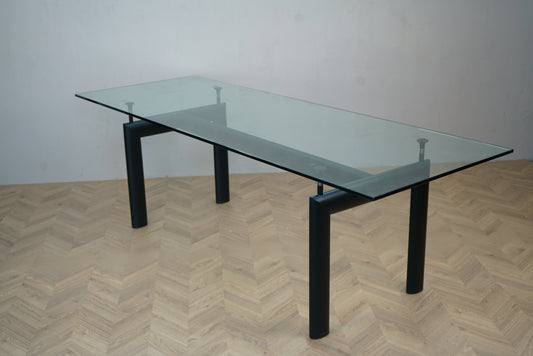 Moderne aflangt sofabord med 2 cm glasplade set skråt forfra – eksklusivt design