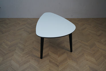 Sofabord med hvid bordplade og sorte ben set bagfra – moderne design