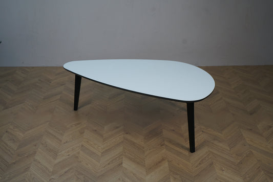 Sofabord med hvid plade og sorte ben set skråt forfra – 130x75x45 cm