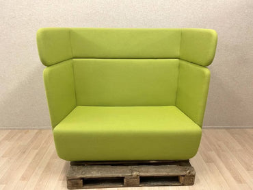 Softline grøn 2-personers lounge-sofa set forfra – moderne design med bløde linjer og stofbetræk