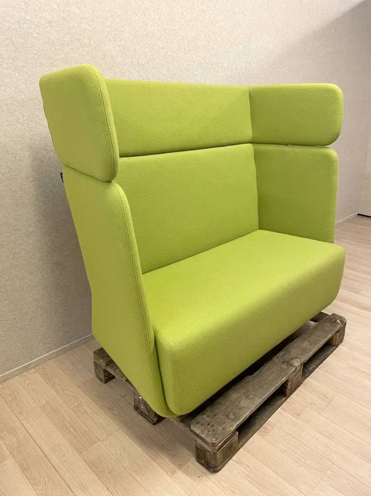 Softline grøn 2-personers lounge-sofa set fra siden – elegant profil og komfortabel polstring.