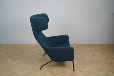 Elegant sideprofil af Havana loungestol fra Softline i mørkeblå – komfortabel og stilren