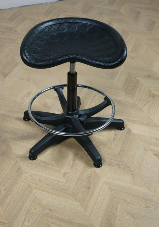 Sokoa TP10 arbejdstaburet i sort – frontvisning med justerbar sædehøjde og fodstøtte