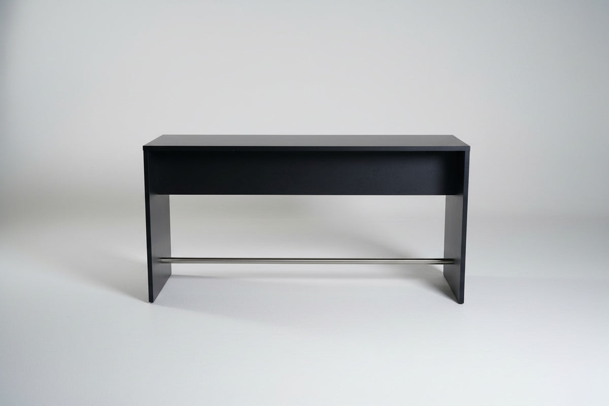 Sort højbord 180x60 cm set forfra med stabil konstruktion og krom fodstang