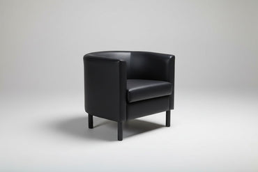 Sort læder loungestol set i skrå vinkel