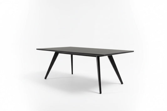 Sort spisebord 200×100 cm set skråt med enkelt og moderne design