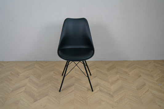 Sort spisestol med sæde i sort kunstlæder – frontvisning