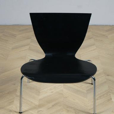 Sort stabelbar mødestol i lakeret træ med brugsspor set forfra – stilren og praktisk til mødelokaler.