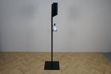 Sort stander til håndsprit og masker – set fra siden