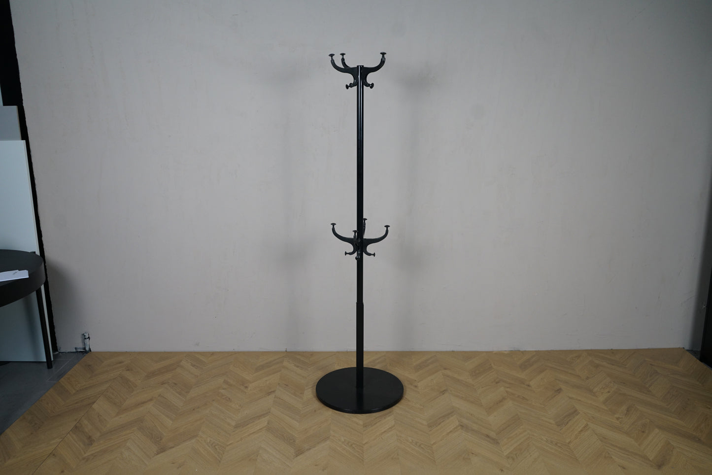 Sort stumtjener fra IKEA set forfra, 185 cm høj med rund fod Ø50 cm.
