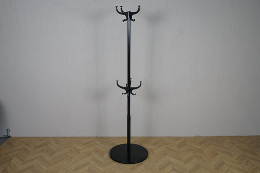 Sort stumtjener fra IKEA set forfra, 185 cm høj med rund fod Ø50 cm.