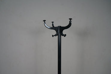 Top af sort stumtjener fra IKEA med flere kroge til ophæng af jakker og tasker.