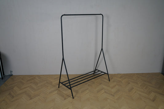 Sort tøjstativ med hylde set forfra – minimalistisk og praktisk design