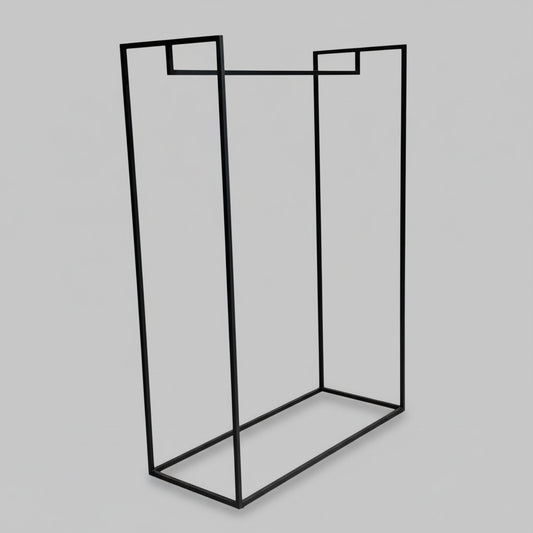 Sort tøjstativ i pulverlakeret stål set skråt med minimalistisk design