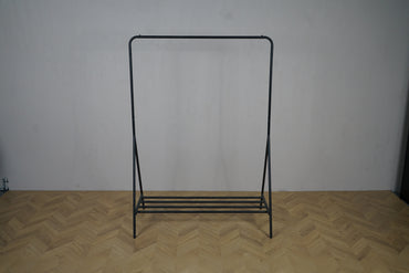 Sort tøjstativ med bundhylde set fra skrå vinkel – robust og moderne