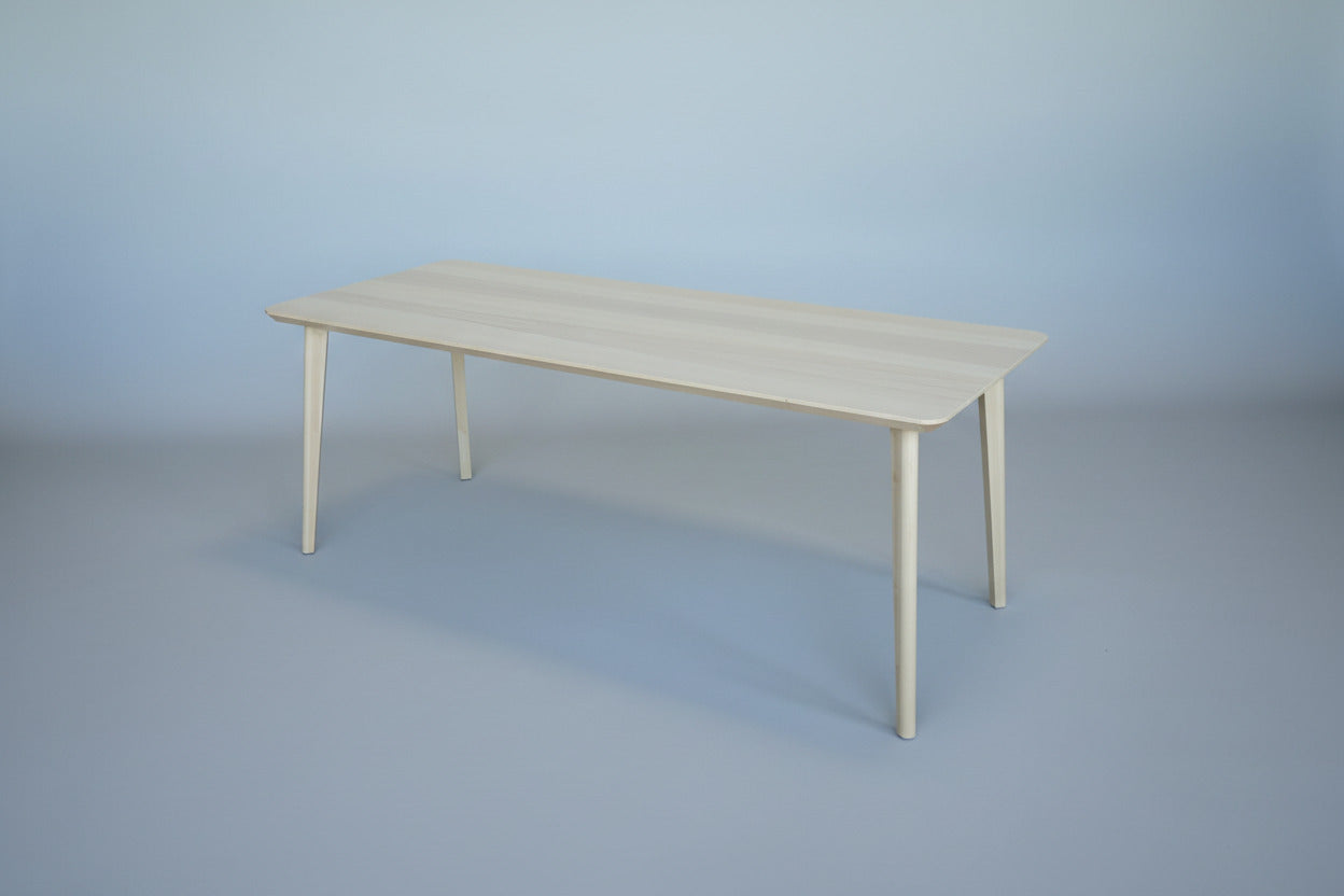 Stilrent spisebord i asketræsfiner med affaset kant – frontvisning, 200 cm bred