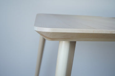 Close-up af affaset kant på spisebord i asketræsfiner med elegant finish