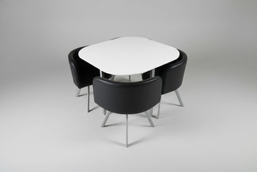 Spisebordsæt med hvidt bord 100x100 cm og 4 sorte stole set fra skrå vinkel