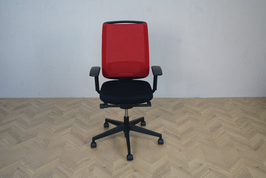 Steelcase kontorstol set forfra med rød mesh-ryg og sort sæde – ergonomisk kontorstol med armlæn