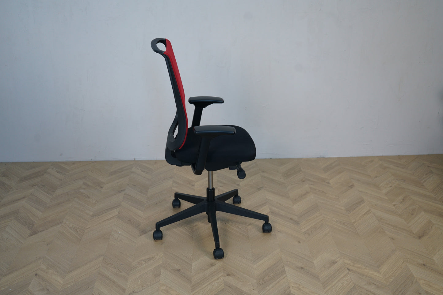 Steelcase kontorstol set fra siden – ergonomisk kontorstol med armlæn og justerbar komfort