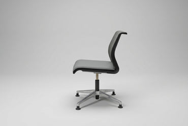 Steelcase Think konferencestol set fra siden med grå sædepolstring, sort meshryg og returdrej