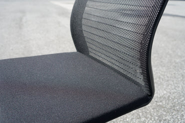 Nærbillede af Steelcase Think mødestol med sort sædepolstring og detaljer i meshryggen
