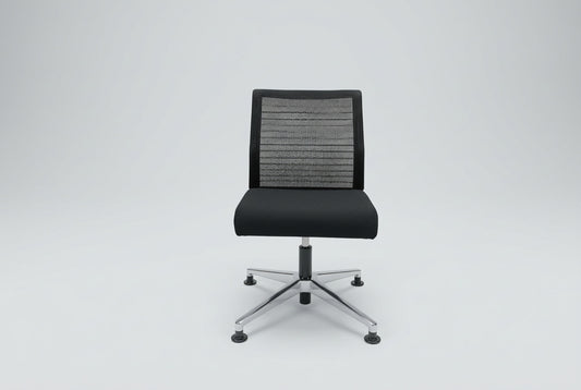 Steelcase Think mødestol set forfra med sort polstret sæde, sort meshryg og fodkryds i poleret aluminium