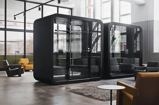 Stillbox kontorpod til 4 personer i sort set forfra – lydisoleret mødepod med dobbelt glas, LED-belysning, ventilation samt USB-A- og USB-C-porte til moderne kontorer.