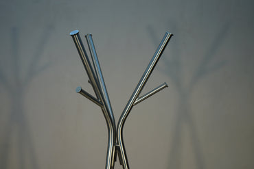 Close up af stumtjener i krom med elegante knager og kromfinish.