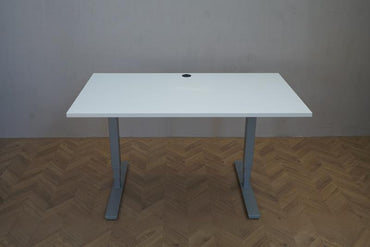 Frontbillede af Sweds hæve-sænkebord 140x80 i hvid med kabelgennemføring og kraftige motorer.