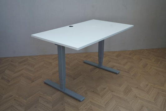 Sweds hæve-sænkebord 140x80 i hvid med ny bordplade og brugt understel set fra skrå vinkel.