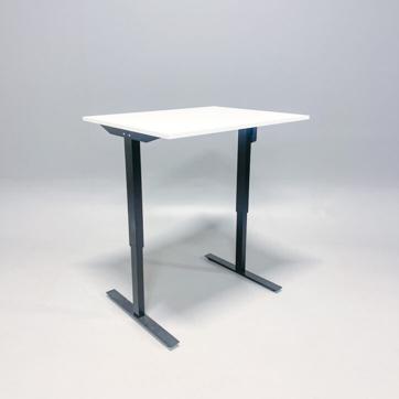 Swedstyle hæve-sænkebord 100x80 i hvid set forfra i hævet stående position.