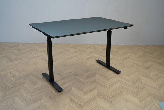Swedstyle hæve sænkebord 120x80 cm med sort linoleum bordplade og affaset kant set skråt forfra