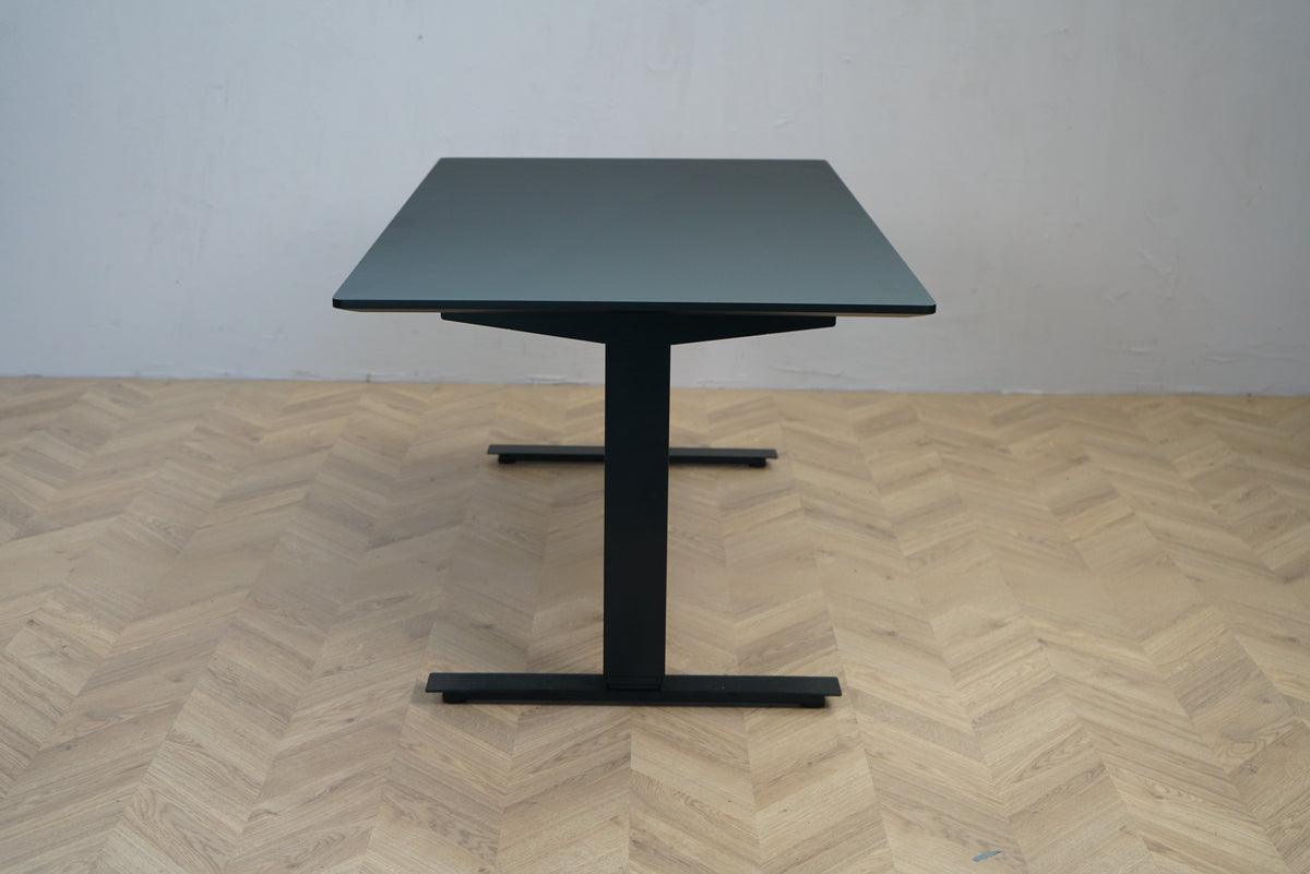 Swedstyle hæve sænkebord 140x80 cm med sort stel set fra siden